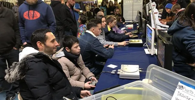 photo  il n’y a pas que des ados au salon du jeu vidéo du pays fléchois. nombreux sont ceux venus avec leurs parents, qui découvrent l’univers de leurs enfants.  &copy;  ouest-france 