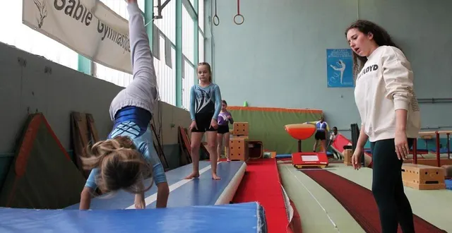 photo  une jeune gymnaste sabolienne s’exécute sous le regard attentif de mathilde wahl, ancienne membre de l’équipe de france, au gymnase marcelle-thébault, samedi 23 novembre 2024, à sablé-sur-sarthe.  &copy;  ouest-france 