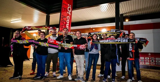 photo  une partie des supporters du virage sud devant leur nouveau local, situé au bout du terminus du tram au pied du stade marie-marvingt.  &copy;  le maine libre - yvon loué 