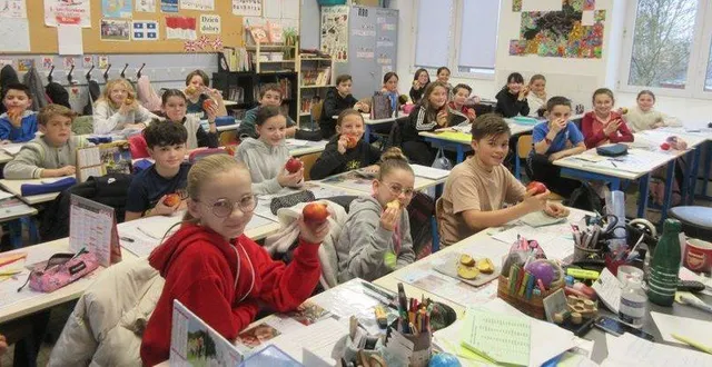 photo  les élèves de l’école saint-louis ont pu déguster de succulentes pommes bio fournies par la mairie.  &copy;  co 