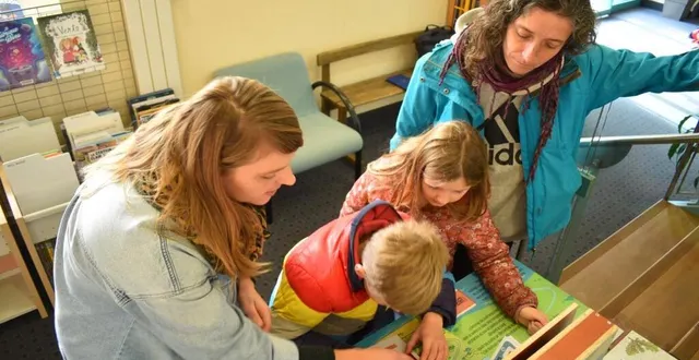 photo  des tests de connaissance sur l’environnement aquatique, basés sur l’observation avec emmanuelle, animatrice.  &copy;  le maine libre 