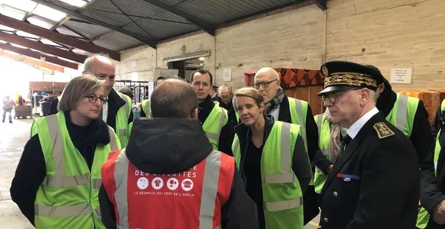 photo  laurence garnier, secrétaire d’état chargée de la consommation (à côté du préfet de maine-et-loire), visitait la ressourcerie les biscottes, vendredi dernier.  &copy;  co 