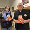 photo  alexandra hau, chargé de communication et jean-marie mulon, directeur du refuge de l’arche, avec les tirelires de l’opération 1 € pour les animaux. 