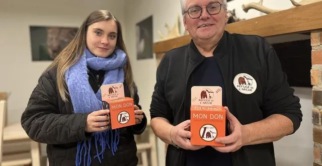 photo  alexandra hau, chargé de communication et jean-marie mulon, directeur du refuge de l’arche, avec les tirelires de l’opération 1 € pour les animaux.  &copy;  ouest-france 