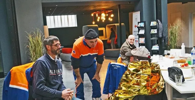 photo  dominique durand, conseiller municipal, et un secouriste rassurent une personne en attendant son hospitalisation pour une hypothermie  &copy;  ouest-france. 