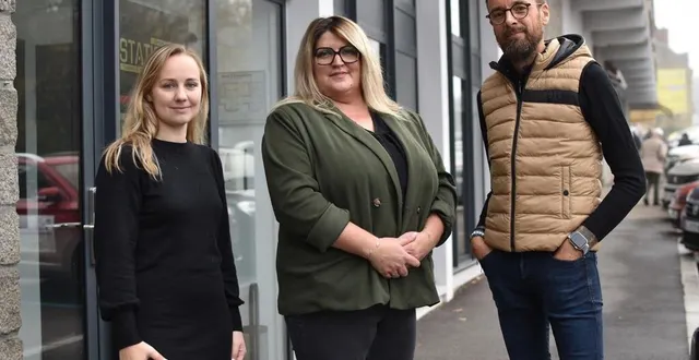 photo  la société plu' simple la vie a ouvert une agence à vire normandie début novembre 2024, ont annoncé anne-sophie leprovost, responsable régionale, alexia vautier, responsable de l’agence, et jonathan savreux, fondateur de l’entreprise.  &copy;  ouest-france 