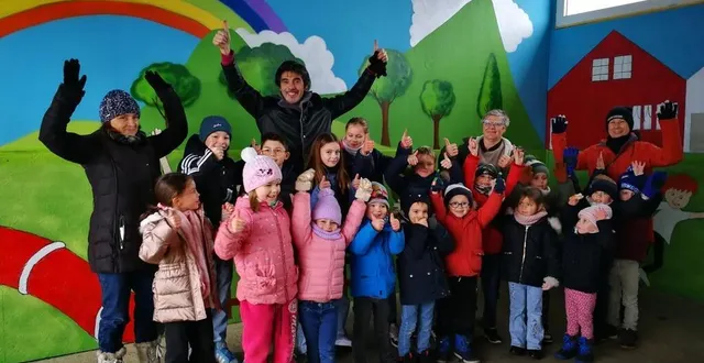 photo  petits et grand artistes devant la fresque, samedi.  &copy;  ouest-france 