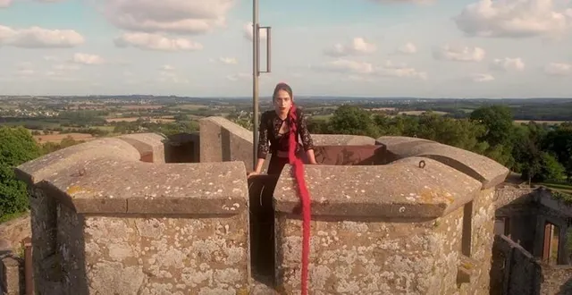 photo  nenasita, chanteuse émergente de pop reggaeton hispano-française, a tourné son clip loba avec pour décors le château du mont de cerisy et les cascades de mortain.  &copy;  capture d’écran youtube 