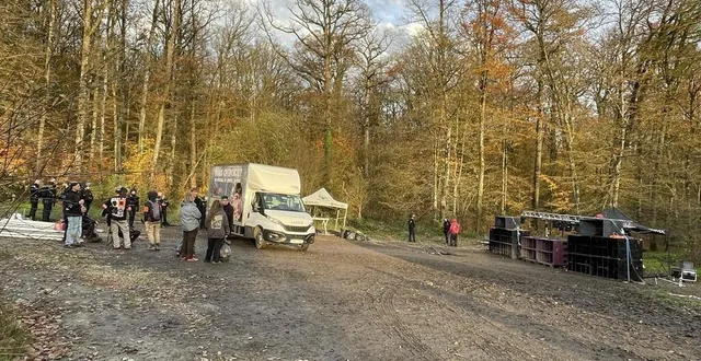 photo  à 17 h, dimanche 24 novembre, une trentaine de teufeurs étaient toujours sur place.  &copy;  ouest-france 