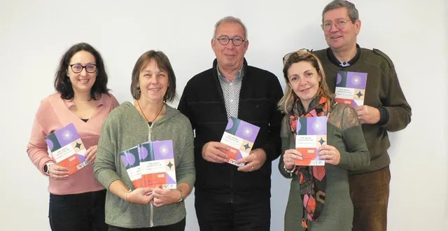photo  une partie des responsables des membres du comité local du pays marollais s’est réunie lundi matin pour discuter de la diffusion de cette toute nouvelle plaquette.  &copy;  ouest-france 