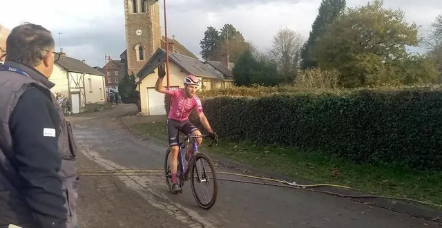 photo  le professionnel célestin guillon était le premier à franchir la ligne.  &copy;  photo : ouest-france 