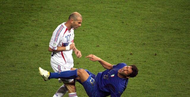 photo victime du coup de tête de zinédine zidane lors de la finale de coupe du monde 2006, l’ancien défenseur italien marco materazzi aimerait échanger avec le ballon d’or 1998. © photo : archive john macdougall / afp