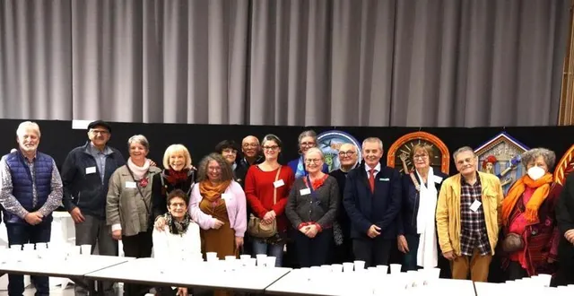 photo  artistes, organisateurs et personnalités sont réunis pour la traditionnelle photo de famille.  &copy;  le maine libre 