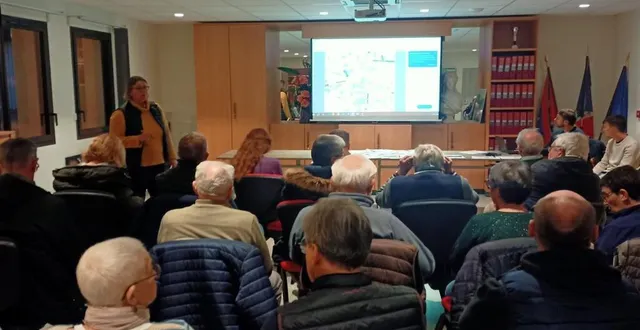 photo  karine mullet, maire, explique le déroulement de la réunion.  &copy;  ouest-france 