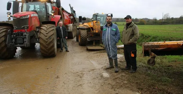 photo  dominique douard, thomas lebrecq et guillaume tréhard ont déployé de grands moyens pour dégager le réseau routier.  &copy;  ouest-france 