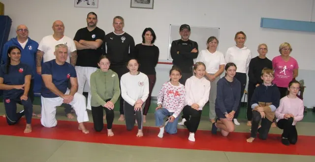 photo  vingt-cinq stagiaires ont participé au cours de self-defense.  &copy;  ouest-france 