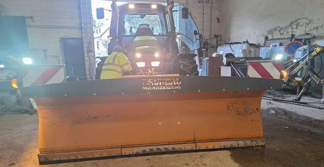 photo  dans l’atelier communal, l’agent jean-michel, dès l’aube, à l’attelage de la lame au tracteur de cyril lhuissier  &copy;  ouest-france 