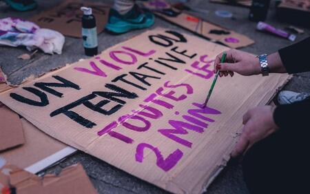 photo Des manifestants peignent un écriteau lors de la manifestation du 23 novembre contre la violence à l’égard des femmes au Vieux-Port de Marseille. Photo d’illustration. ISIS MECHERAF / Hans Lucas via AFP 
