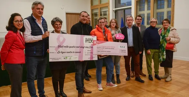 photo  les responsables associatifs et les élus lors de la remise des chèques au comité départemental de la ligue contre le cancer, vendredi 22 novembre à argentan.  &copy;  mairie d’argentan 