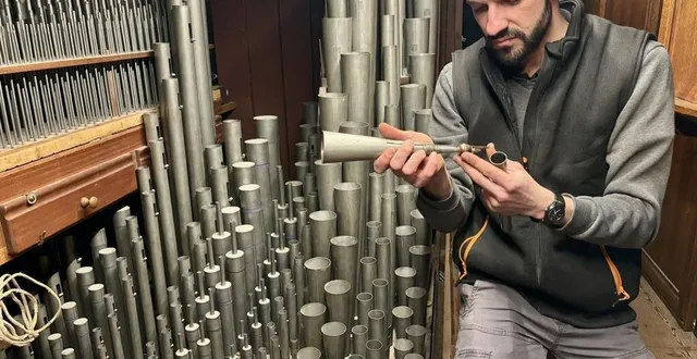 photo  le facteur d’orgue jean-baptiste hartemann de la manufacture robert frères est en charge de la mise aux normes de l’orgue.  &copy;  ouest-france 