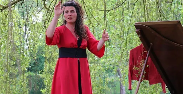 photo  la pianiste rouge, violette prévost à la ville, interviendra à l’école primaire de valframbert.  &copy;  ouest-france 
