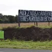 photo  les opposants au projet de la plateforme dans la zone du bois-cochin à pouancé, ont déployé des banderoles le long des routes. 