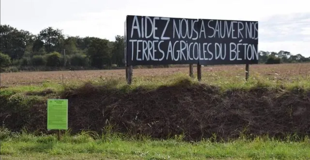 photo  les opposants au projet de la plateforme dans la zone du bois-cochin à pouancé, ont déployé des banderoles le long des routes.  &copy;  archives ouest-france 