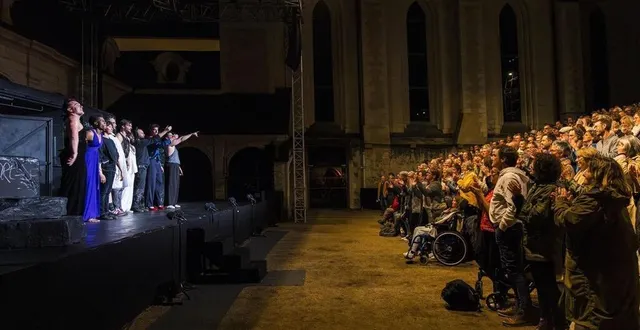 photo  la ville d’angers ne versera pas sa subvention de 150 000 € au festival d’anjou en 2025, mais continuera à le soutenir en lui mettant à disposition des lieux, comme ici le cloître toussaint, lors de la représentation de « la tendresse », de julie berès.  &copy;  christophe martin / festival d’anjou 
