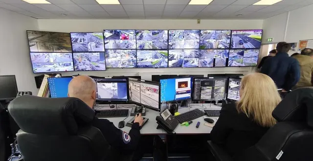 photo  la sécurité devient un sujet central à angers et a fait l’objet de débats lors du conseil municipal, lundi 25 novembre. ici, le centre de supervision urbain où les policiers municipaux observent les images des caméras de vidéoprotection déployées à angers.  &copy;  ouest-france 