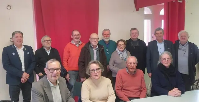 photo  samedi, les participants à l’assemblée générale de l’association pour la restauration de l’église avaient bravé le mauvais temps. au premier rang, à partir de la gauche, olivier hérout, vice-président ; marie-josé hérout, secrétaire ; jean-marie de jacquelot, président et caroline trochu, membre du bureau.  &copy;  ouest-france 