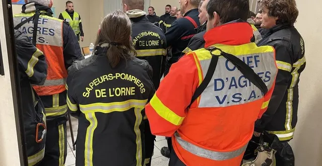 photo  à 23 h, vendredi 23 novembre, les pompiers sont réunis dans la mairie de carrouges  &copy;  ouest-france 