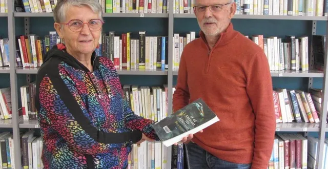 photo  marie-hélène morel-chevillet, tenant le roman de della owens, ouvrira une conférence que son mari philippe animera avec ses connaissances acquises sur les plantes.   &copy;  co 
