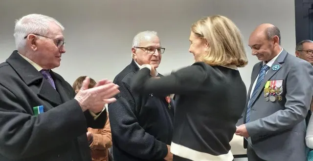 photo  véronique cantin, maire de neuville-sur-sarthe, a remis la médaille de commémoration du djebel argent à fidel lopez.  &copy;  le maine libre 