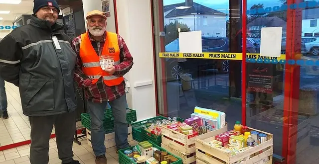 photo  deux bénévoles de la banque alimentaire récupéraient les dons à l’entrée de frais malin.  &copy;  ouest-france 