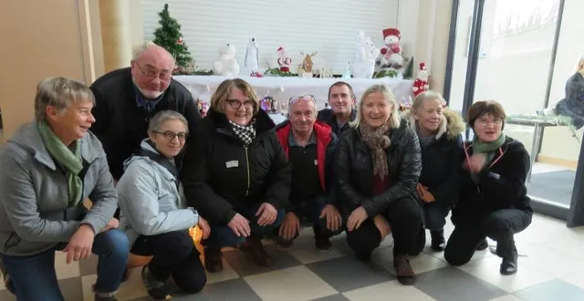 photo  le marché de noël est organisé chaque année par le comité des fêtes. l’équipe, ici en 2023, met tout en œuvre pour préparer au mieux cettemanifestation.  &copy;  archives le maine libre 