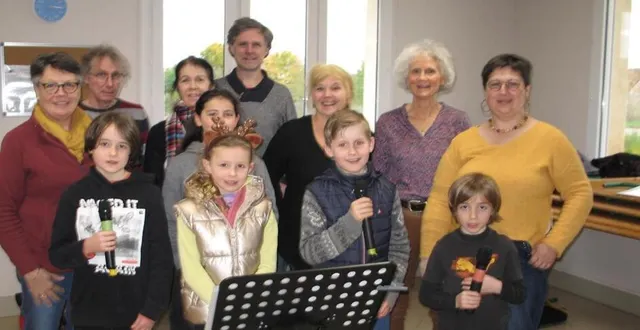 photo  on chante dans la bonne humeur en attendant le moment des concerts.  &copy;  le maine libre 