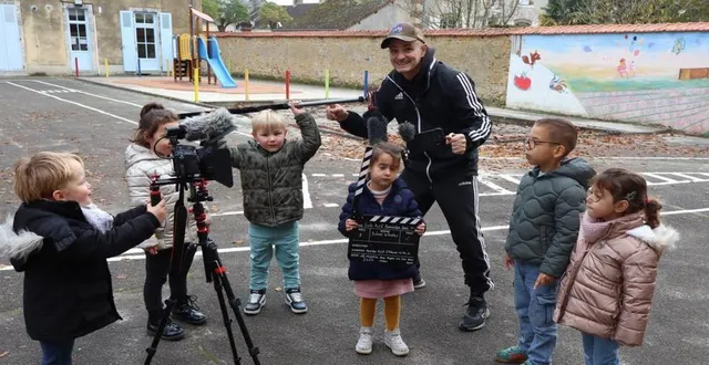 photo  les jeunes cinéastes en herbe, sous la direction de jean-claude denia, se prêtent facilement au jeu.  &copy;  le maine libre 