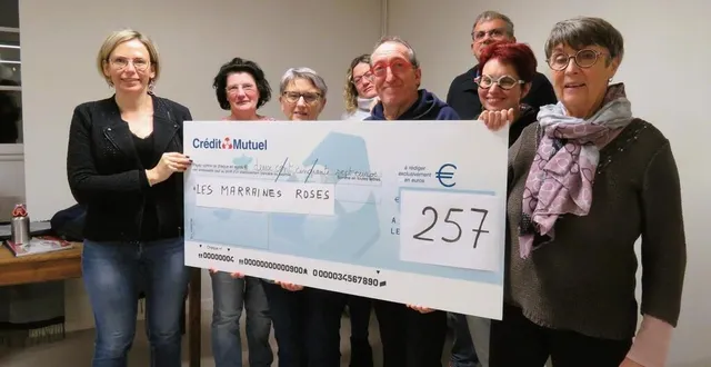 photo  les acteurs de l’échancrure se sont réunis au local de répétition pour la remise du chèque à cécile daillières, présidente des marraines roses (à gauche).  &copy;  ouest-france 