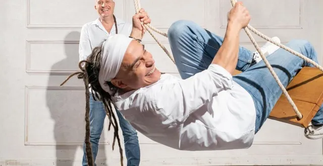 photo  mike & riké invitent les spectateurs à se plonger avec eux dans les souvenirs souvent drôles et parfois émouvants de l’aventure sinsémilia. ils seront au mans, samedi 30 novembre 2024.  &copy;  studio le carré. 