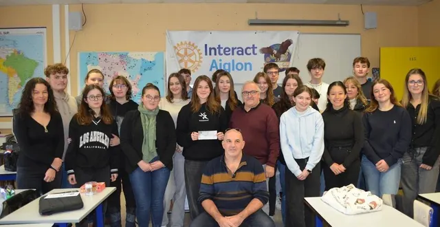 photo  lundi, au lycée napoléon, interact aiglon a remis un chèque à philippe léon, président de l’association un geste, un rêve, un sourire.  &copy;  ouest-france 