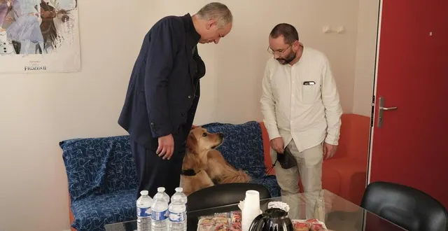 photo  le préfet de l’orne, sébastien jallet, a rencontré le dr frédérik briand, médecin légiste à l’unité d’accueil médico-judiciaire avec le chien tonka, qui apporte un soutien émotionnel aux victimes de violences.  &copy;  ouest-france 