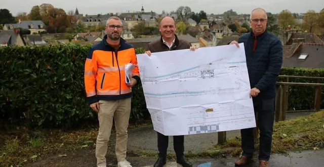 photo  sur l’emplacement du futur belvédère, plan de masse en mains, le maire, frédéric beauchef (au centre), accompagné de son deuxième adjoint, gérard evrard (à droite), et de l’agent technique david paysan (à gauche).  &copy;  ouest-france 