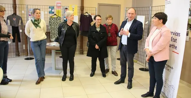 photo  anne beauchef (à droite), accompagnée, à sa droite, de frédéric beauchef, d’élues, et de véronique noël, (3e à gauche).  &copy;  ouest-france 