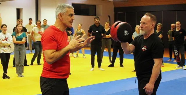 photo  daniel chevalier, président du club watekan, (à gauche) a animé cette séance d’initiation pour apprendre à se défendre, en présence notamment du lieutenant de gendarmerie steven kichenama et de la sous-préfète marie-élize tilly (au centre, à l’arrière-plan).  &copy;  ouest-france 