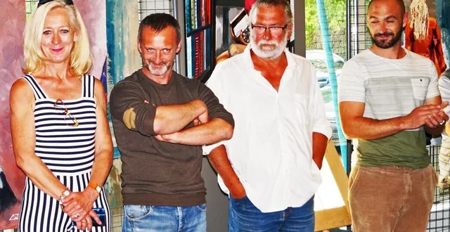 photo  philippe degrenne, entre ses deux fils, johann et raphaël, et catherine, sa sœur, lors du vernissage de l’exposition de 2018.  &copy;  archives ouest-france 