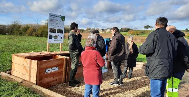 photo  félix lethielleux, chargé de mission aux biodéchets sur le secteur, a expliqué comment déposer ses déchets dans le bac à compost mais aussi quels déchets et sous quelle forme.  &copy;  ouest-france 