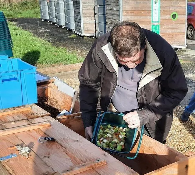 Jean-Yves, qui habite en appartement, a apporté ses déchets et a inauguré le bac à compost. Ouest-France photo jean-yves, qui habite en appartement, a apporté ses déchets et a inauguré le bac à compost. © ouest-france