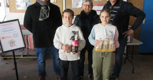 photo  achille et line, élèves de cm2, devant, de gauche à droite, hugues boivin, jacqueline onillon, et philippe roland.  &copy;  co 
