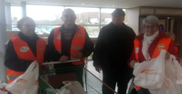photo  les bénévoles se sont relayés pour distribuer des sacs à remplir au gré de chacun.  &copy;  ouest-france. 