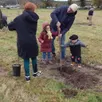 photo  les enfants et leurs parents ont planté des arbustes qui deviendront grands. 